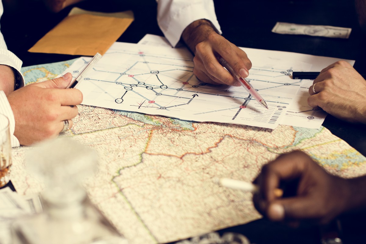 An infographic illustrating key considerations for planning multi-location freight shipping, including carrier selection and route optimization.